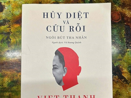 Viết dưới ánh nhìn của tha nhân
